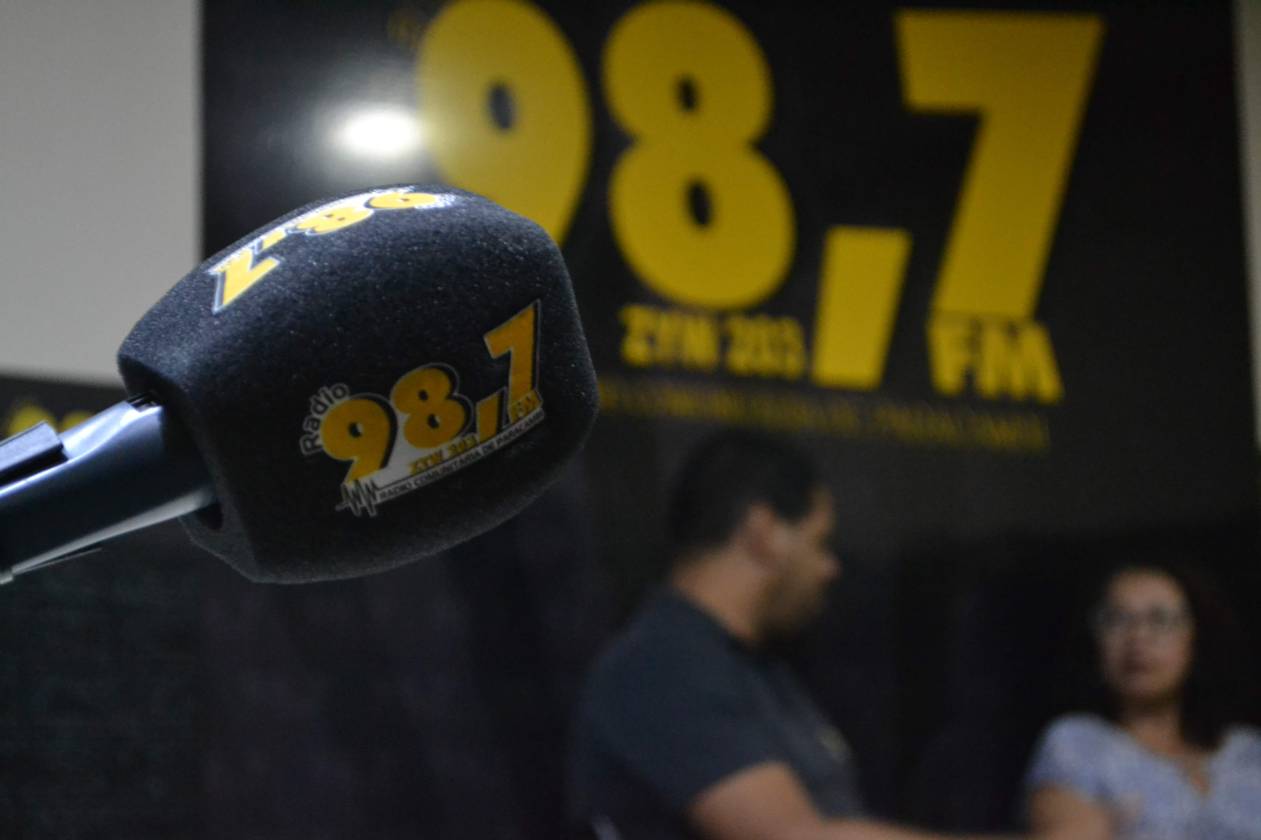 Microfone da Rádio 98,7 FM não amplifica apenas sons, mas transmite vivências de Paracambi. / Ana Cezário